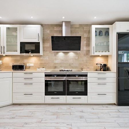 Sitges Spaces Mediterranean Apartments 4 Bedroom, 4 Bathroom, Huge Terrace, Jacuzzi- Sleeps 9 المظهر الخارجي الصورة