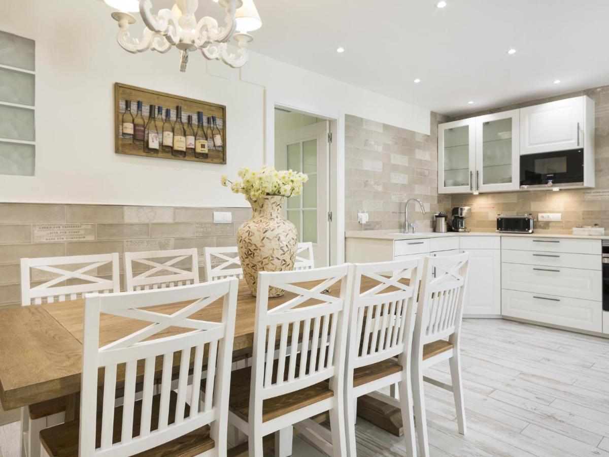 Sitges Spaces Mediterranean Apartments 4 Bedroom, 4 Bathroom, Huge Terrace, Jacuzzi- Sleeps 9 المظهر الخارجي الصورة