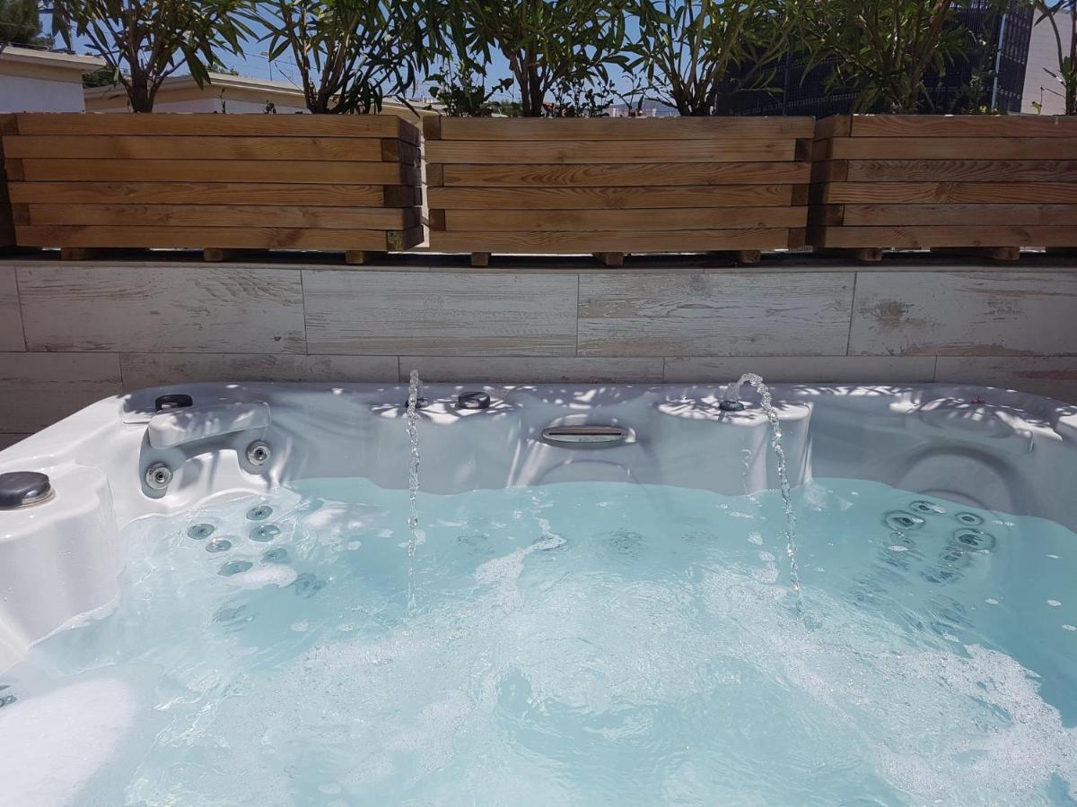 Sitges Spaces Mediterranean Apartments 4 Bedroom, 4 Bathroom, Huge Terrace, Jacuzzi- Sleeps 9 المظهر الخارجي الصورة