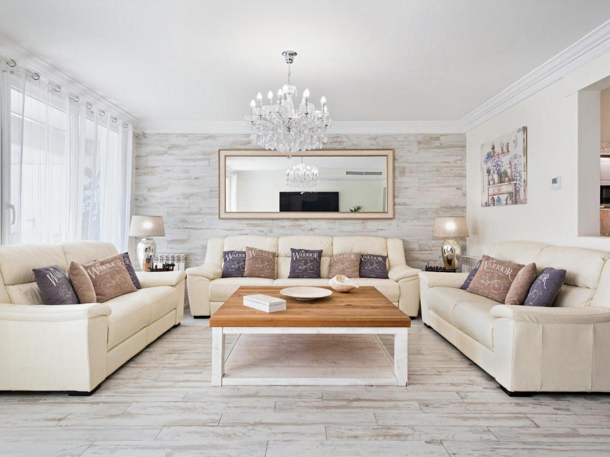 Sitges Spaces Mediterranean Apartments 4 Bedroom, 4 Bathroom, Huge Terrace, Jacuzzi- Sleeps 9 المظهر الخارجي الصورة